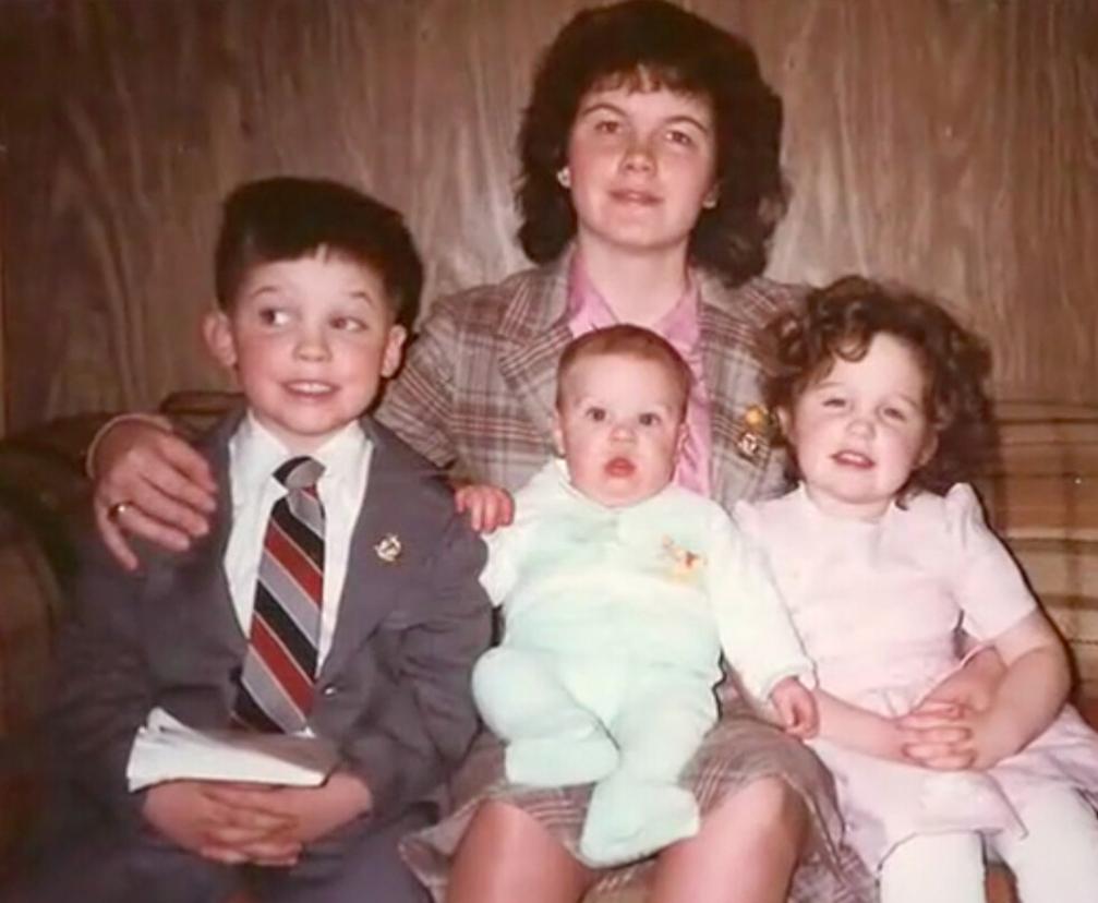 Dee with her three children, (L-R) Luke, Joel, and Joy. (Courtesy of <a href="https://www.facebook.com/DeeHouse">Deanna House</a>)