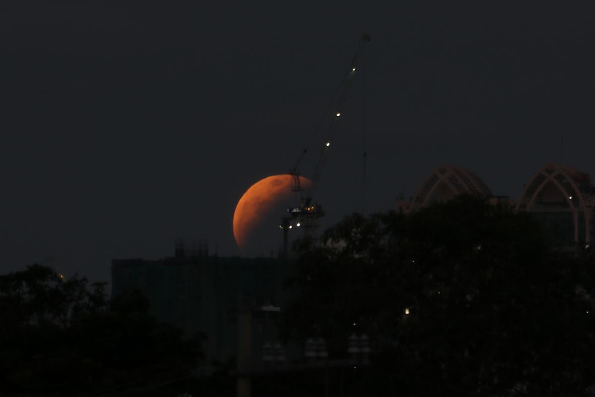 The "Super Blood Moon" in the Philippines on May 26, 2021. (<a href="https://en.wikipedia.org/wiki/File:Lunar_Eclipse_in_cloudy_skies..jpg">Deng45</a>/CC-BY-SA-4.0)