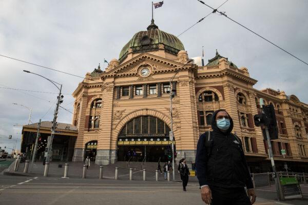 Scamwatch noted that Victorians suffered the highest losses across the country, reporting more than double the amount lost in 2020 compared to the previous year. A man crosses the normally busy intersection of Flinders Street and Swanston streets in Melbourne, Australia, on May 28, 2021.  (Darrian Traynor/Getty Images)
