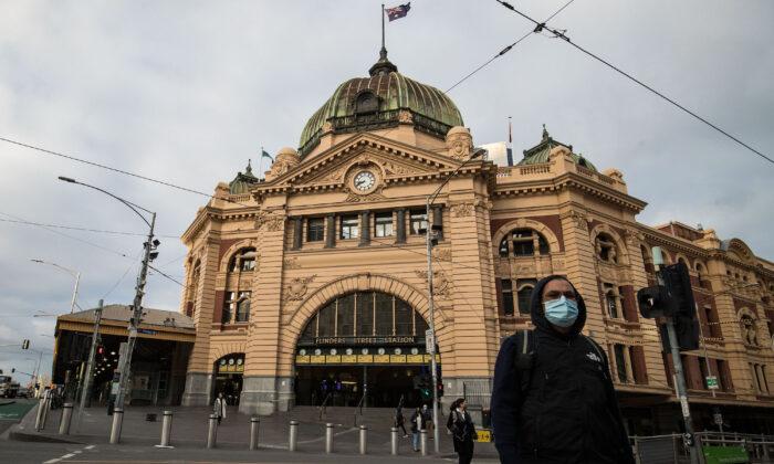 Australian Police Officer Suspended Over ‘Sling Tackle’ Incident at Melbourne’s Flinders Street Station