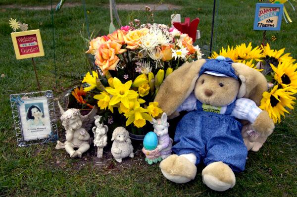 The gravesite of Laci and Conner Peterson is adorned with flowers and stuffed animals at Burwood Cemetery in Escalon, Calif., on March 17, 2005. (Al Golub/File/AP Photo)