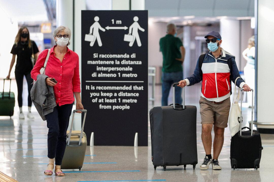 EU Executive Urges Reopening in Summer to Vaccinated Tourists