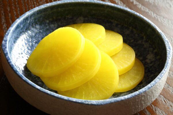 Takuan, pickled daikon radish. (gontabunta/shutterstock)