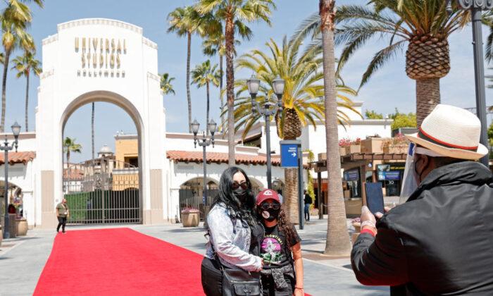 Universal Studios, Six Flags Will Not Require Face Masks Despite LA’s ‘Mega Event’ Order