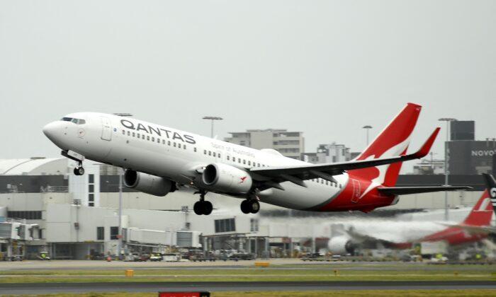 Pandemic-Hit Qantas Weighs New Pay Structure to Keep Key Executives
