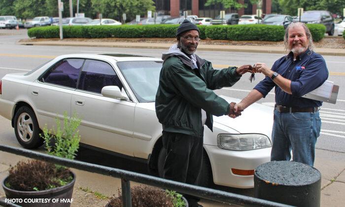‘Patriotic Donor’ Gifts Car to Navy Veteran Waking at 3am to Catch the Bus to Work