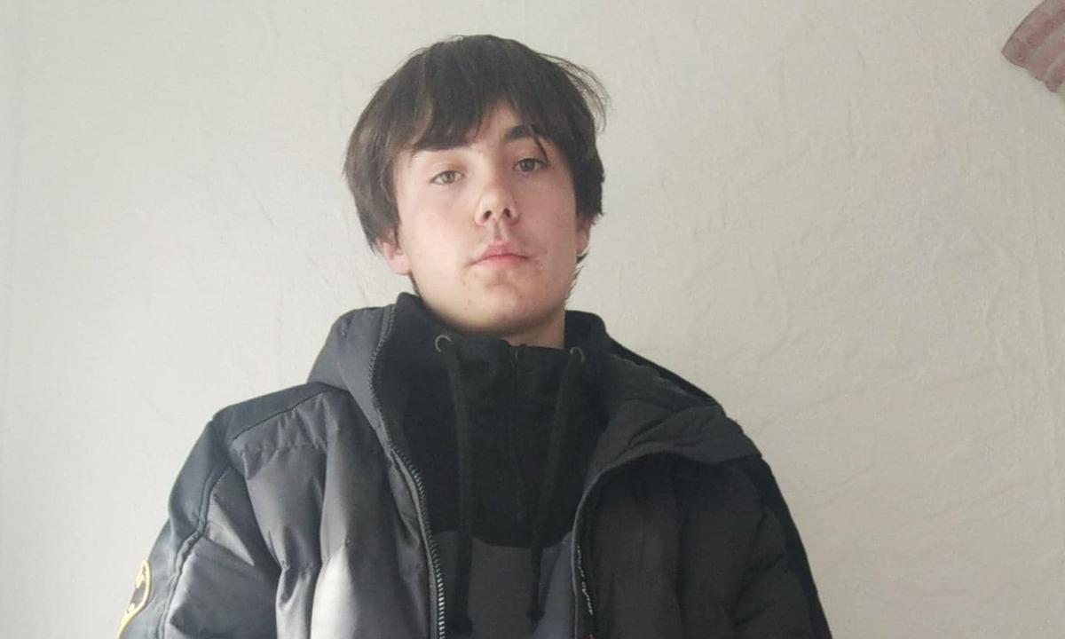 16-Year-Old Boy Saves Struggling Homeless Man Ignored by Pedestrians by Performing CPR