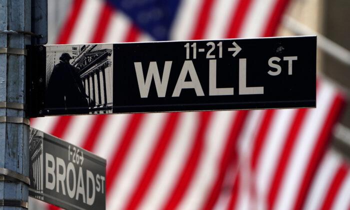 Stagflation Concerns Split Wall Street as US Economy Slows