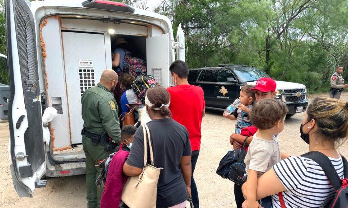 Texas Agents Apprehend 3 Large Groups of Illegal Immigrants