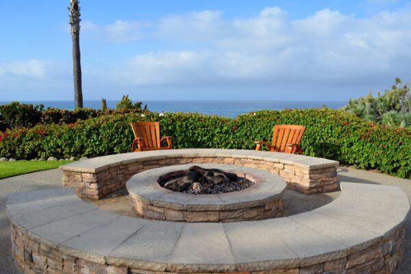 Fire pits create ideal gathering spots and complement any garden. (travel4foodfun/Pixabay)