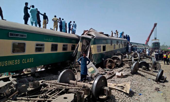 Train Barrels Into Another in Pakistan, Killing at Least 51