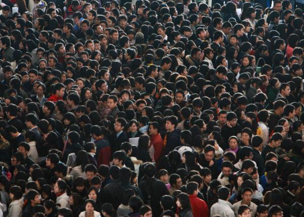 Graduating university students crowd a job fair in Nanjing of <a href="https://www.theepochtimes.com/t-jiangsu">Jiangsu</a> Province, China, on Nov. 20, 2008. (China Photos/Getty Images)