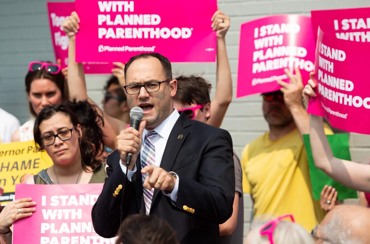 David Eisenberg (C), medical director for Planned Parenthood of the St. Louis Region, speaks alongside pro-choice supporters as they hold a rally outside the Planned Parenthood Reproductive Health Services Center, the last location in the state performing abortions, in St. Louis, on, May 31, 2019. (Saul Loeb/AFP via Getty Images)