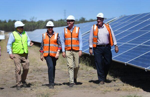 Queensland Premier Annastacia Palaszczuk (2nd from left) at the Darling Downs solar farm in Miles, Queensland, Australia on Jan. 23, 2018. (AAP Image/Darren England)