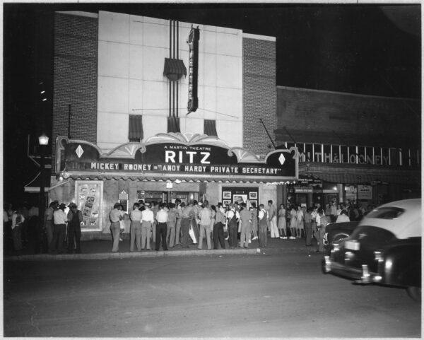A crowd in Alabama waiting for the midnight showing of a new Andy Hardy picture in 1941. (Public Domain)