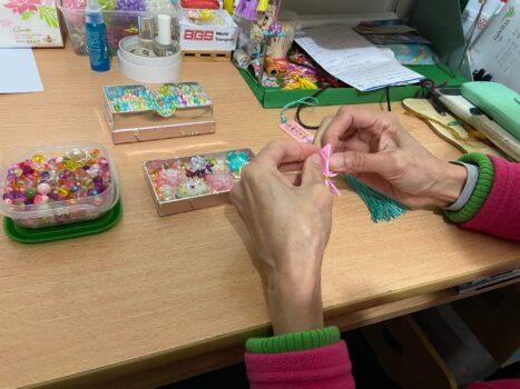 Eve Zhan (alias) folding origami lotus flowers. (The Epoch Times)