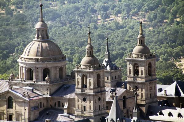 Rising above the rest of the complex are the pointed belfries (structures enclosing bells) and the round dome of the basilica. (Jose Angel Astor Rocha/Shutterstock)