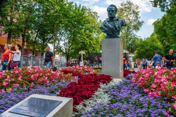 Bust of Victor Marie Hugo in the Hermitage Garden in Moscow. (Alexey Broslavets/Shutterstock)