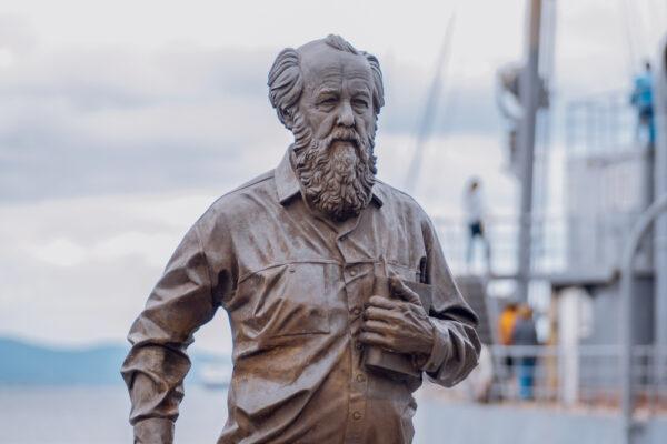 A monument to Aleksandr Solzhenitsyn on the Korabelnaya embankment in Vladivostok, Russia. (Lia Koltyrina/Shutterstock)