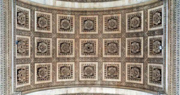 The curved ceiling of the arch, called an intrados, is covered in roses. (Alvesgaspar/CC BY-SA 3.0)