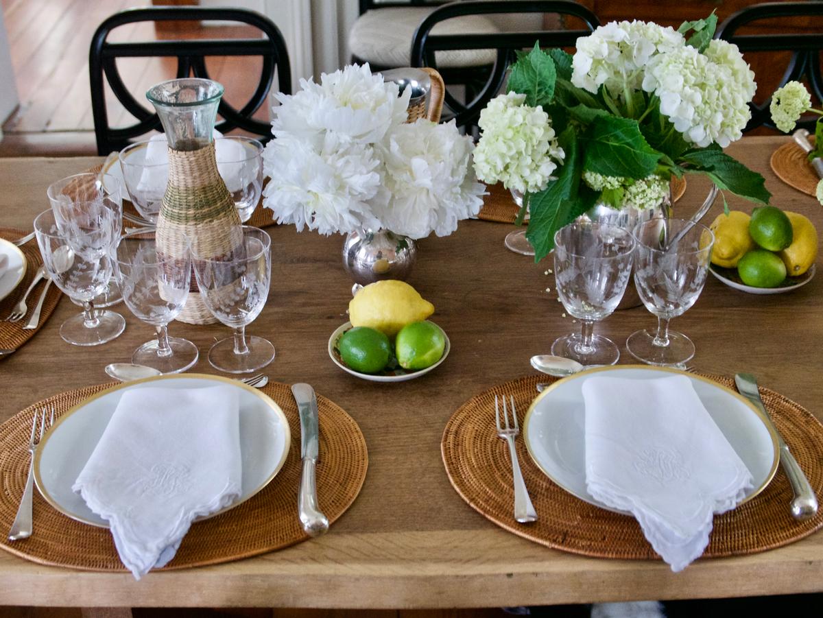 Keep the table setting simple to let the colorful paella shine. (Victoria de la Maza)