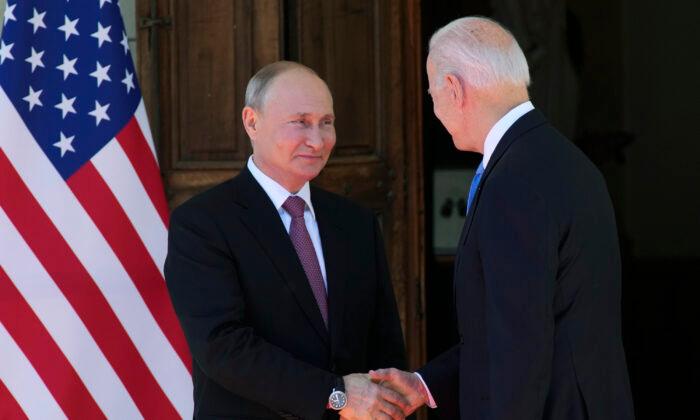 Biden Expected to Threaten Economic Sanctions on Call With Putin