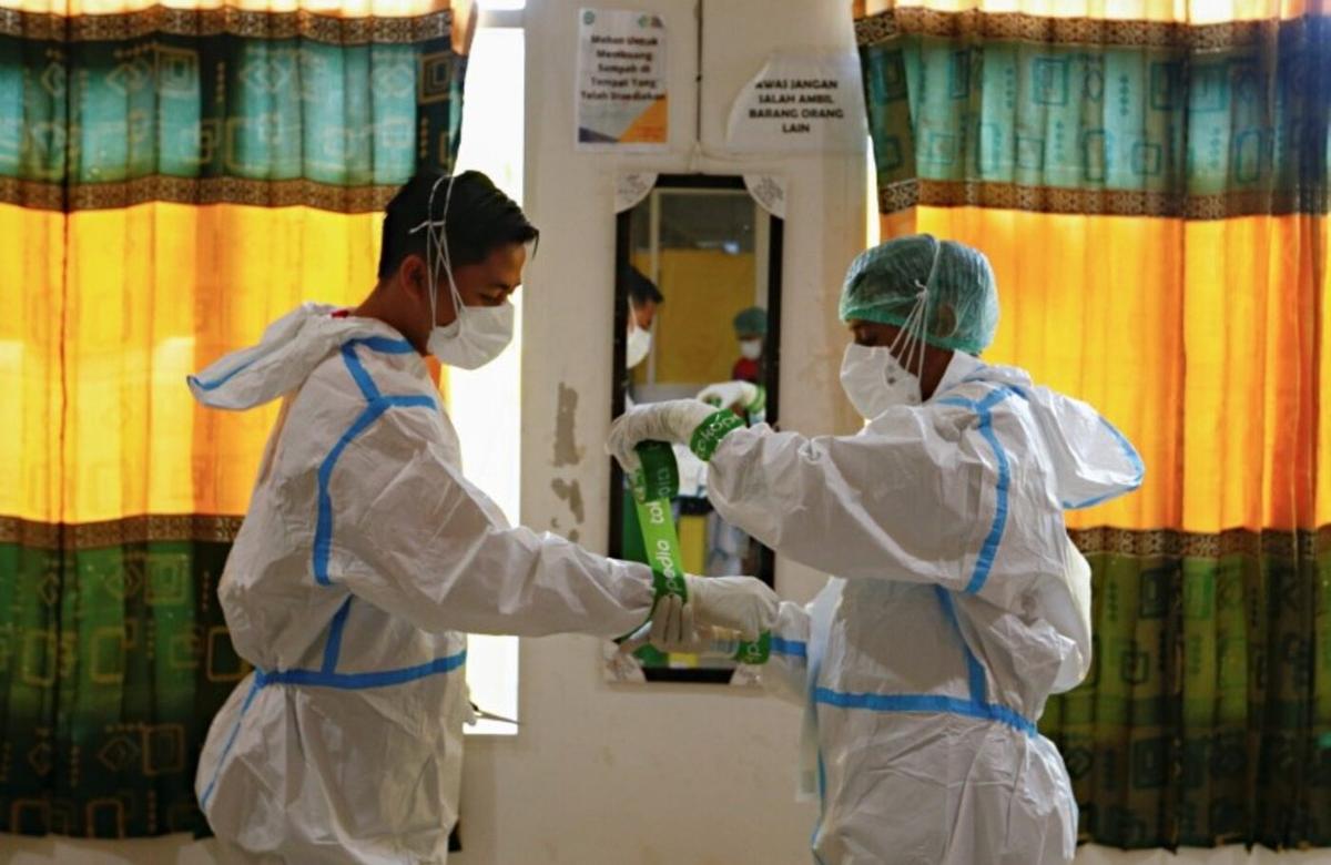 Hundreds of Vaccinated Indonesian Health Workers Get COVID-19, Dozens in Hospital