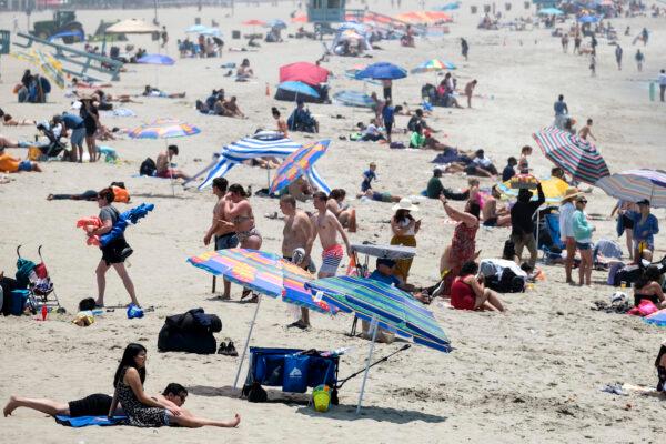 Beach goers crowd with practice social distancing at Santa Monica Beach in Santa Monica, California, on June 16, 2021. (AP Photo/Ringo H.W. Chiu)
