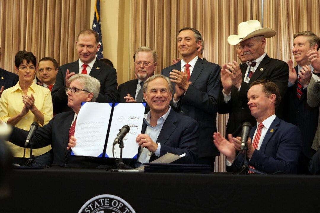 Gov. Abbott Signs Into Law 7 Bills Enforcing Second Amendment in Texas, Including Constitutional Carry