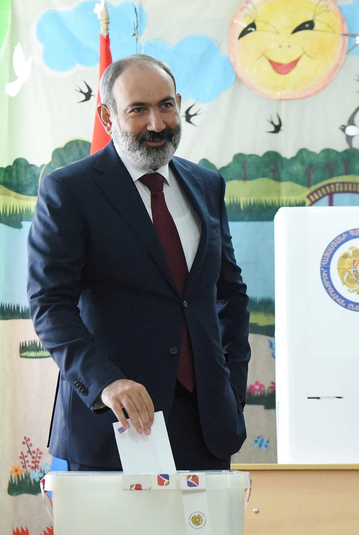 Armenia's acting Prime Minister and leader of Civil Contract party Nikol Pashinyan casts his vote at a polling station during the snap parliamentary election in Yerevan, Armenia, on June 20, 2021. (Lusi Sargsyan/Photolure via Reuters)