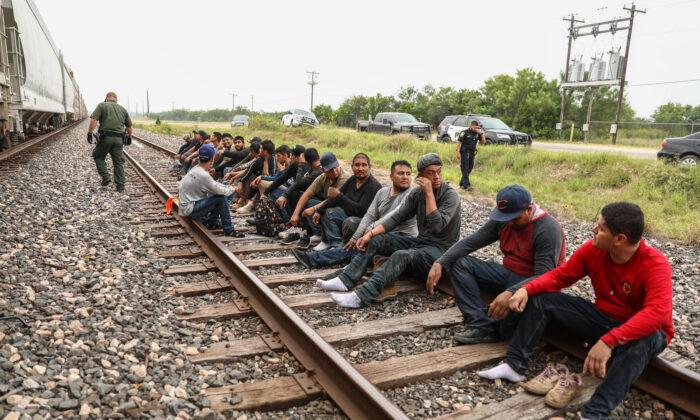 In Texas, Waves of Illegal Immigrants Pulled Off Trains