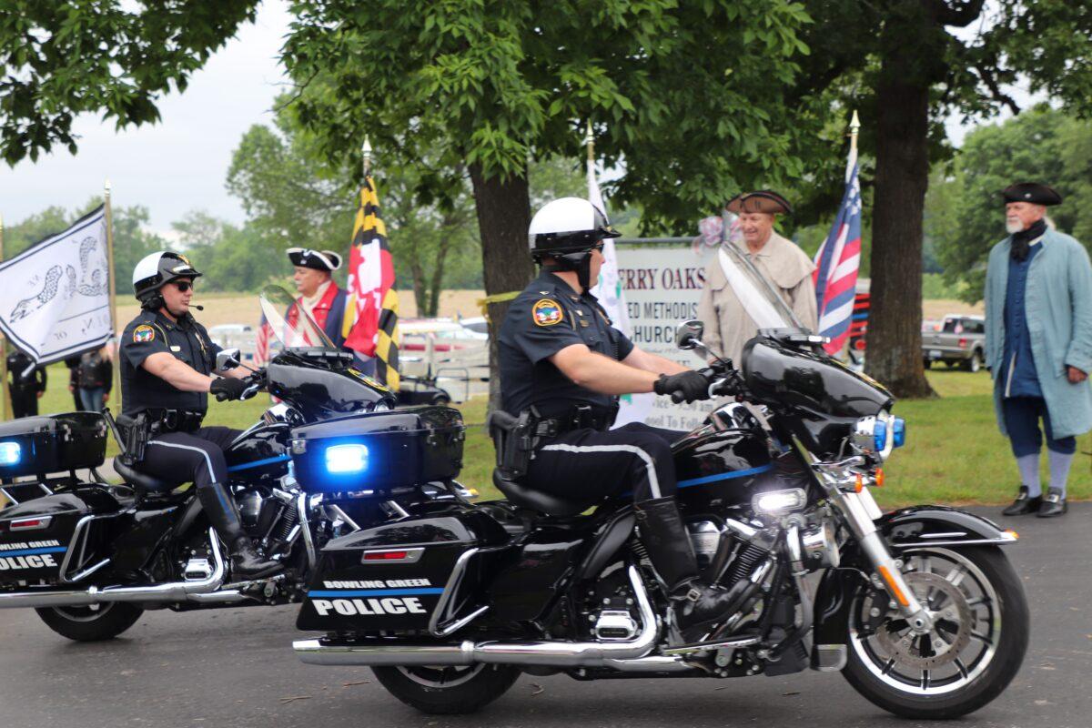 Police officers accompany the US Navy Honor Guard from the Navy Operational Support Center in Louisville, Ky., carrying Scott Magers to his final resting place in Merry Oaks United Methodist Church Cemetery on May 29, 2021. (James Perry)