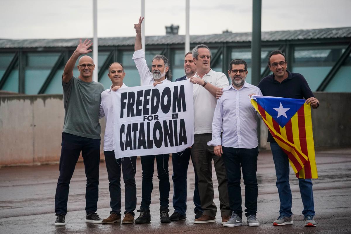 9 Pardoned Pro-Independence Catalan Leaders Walk Free
