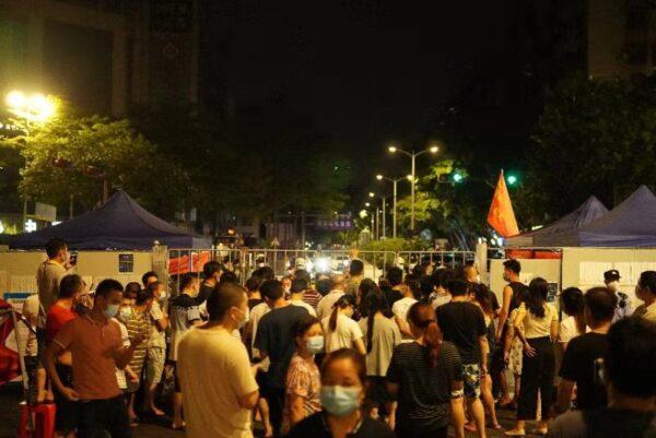 Hundreds of protesters from Luocun Village, Dali town, Guangdong Province, China, gather on June 21, 2021. (Courtesy: interviewee of The Epoch Times)