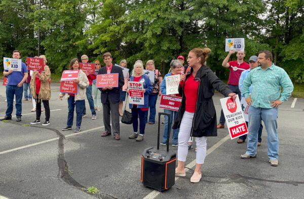 Patti Hidalgo Menders spoke at a rally outside the Loudoun County Public School administration building on June 22. (Terri Wu/The Epoch Times)