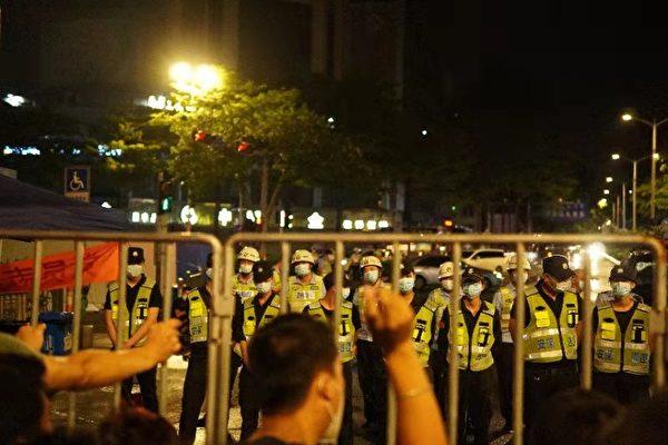 Thousand of Residents in China’s Foshan Protest Against Lockdown