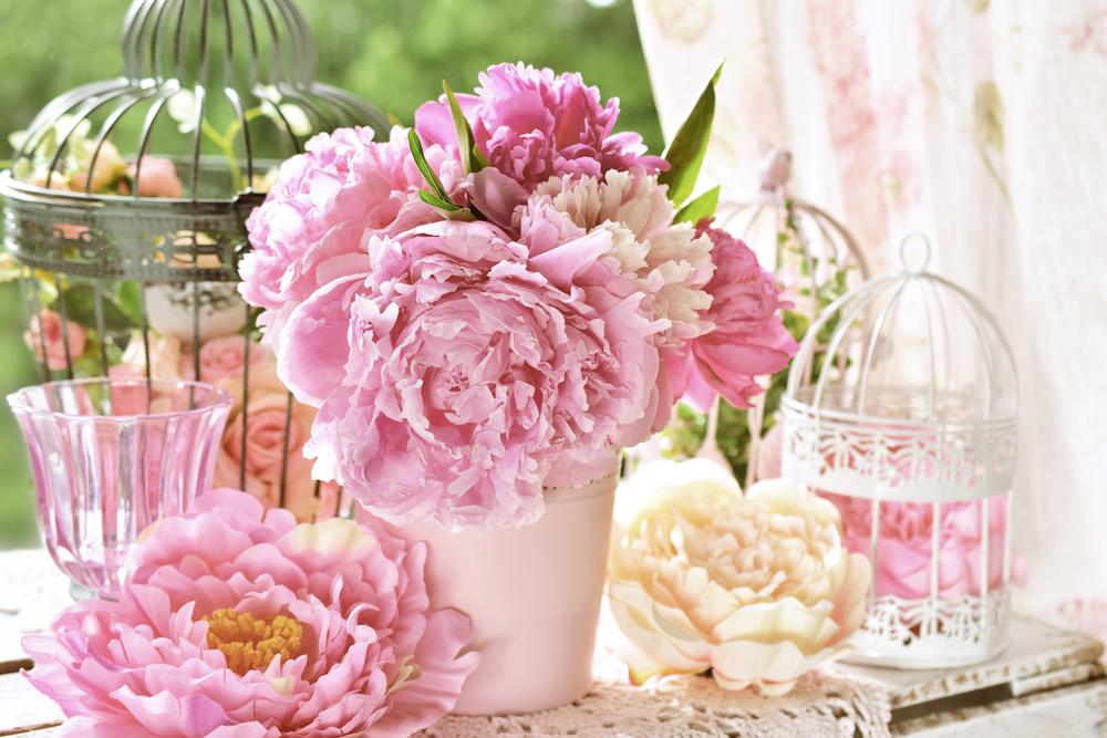 Big, bold blooms bring lots of life and color to a table. (Teresa Kasprzycka/Shutterstock)