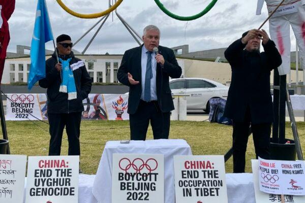 Independent Senator Rex Patrick speaks during the “No Beijing 2022” rally outside Parliament House in Canberra, Australia, on June 23, 2021. (The Epoch Times)