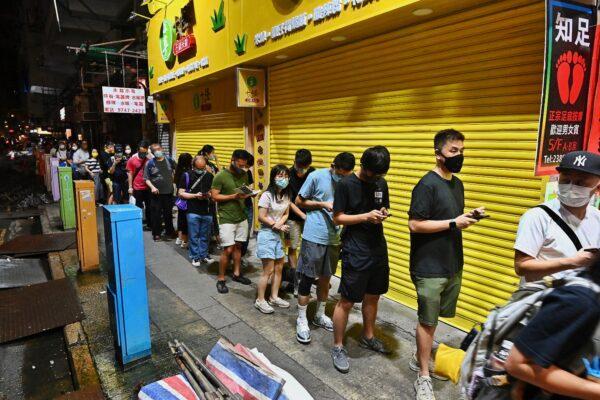 People line up to buy Apple Daily at Mong Kok in Hong Kong on June 24, 2021. (Sung Pi-lung/The Epoch Times)