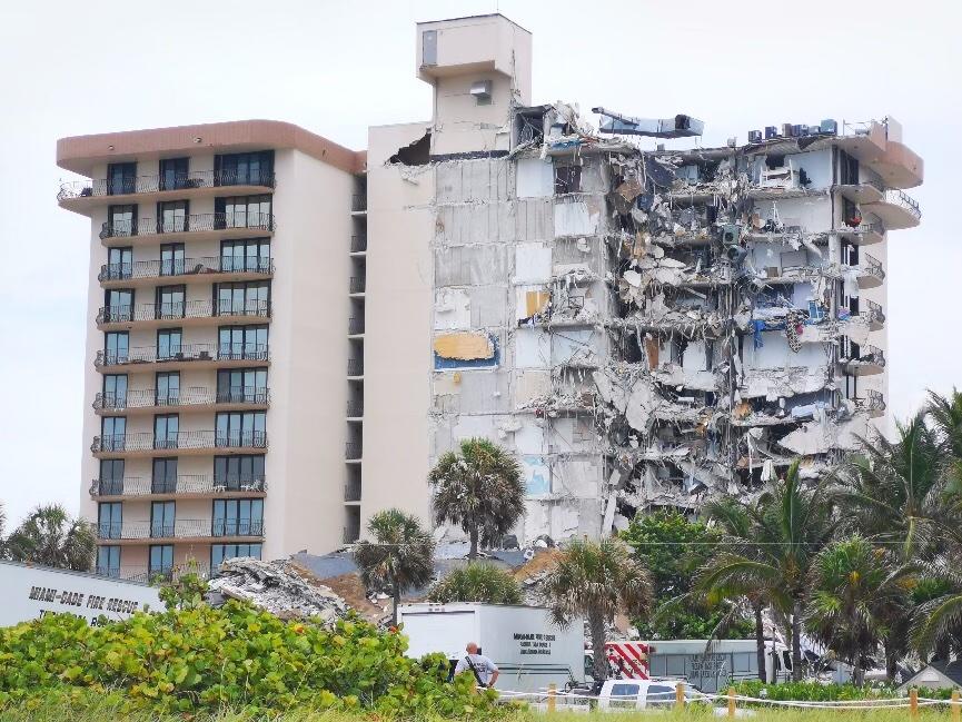 A building that partially collapsed is seen in Surfside, Fla., on June 24, 2021. (Victoria Wu/The Epoch Times)