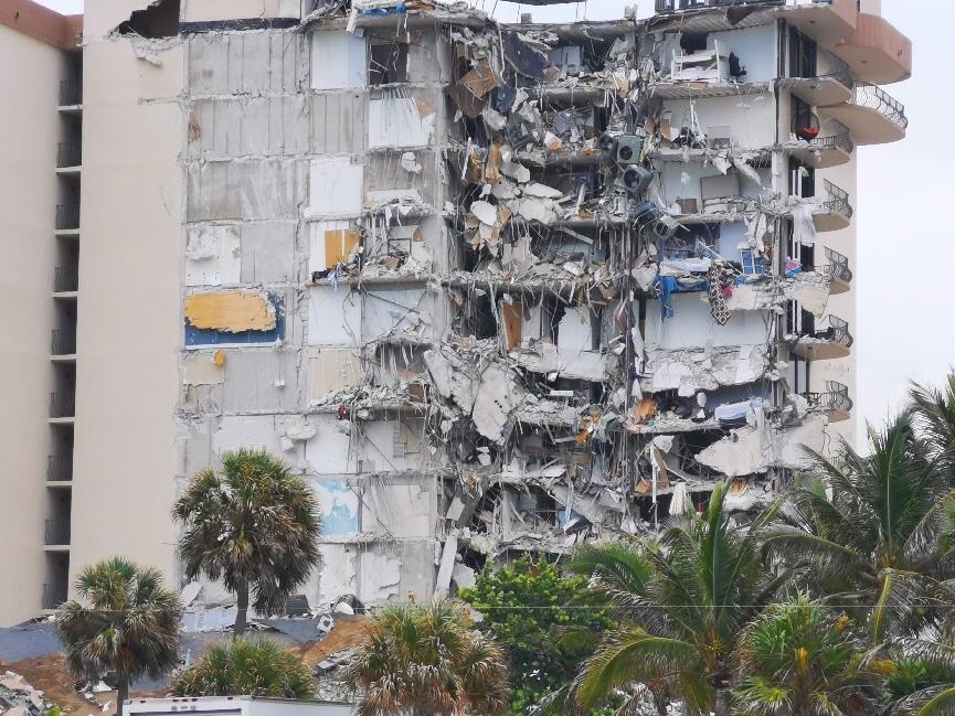 A building that partially collapsed is seen in Surfside, Fla., on June 24, 2021. (Victoria Wu/The Epoch Times)