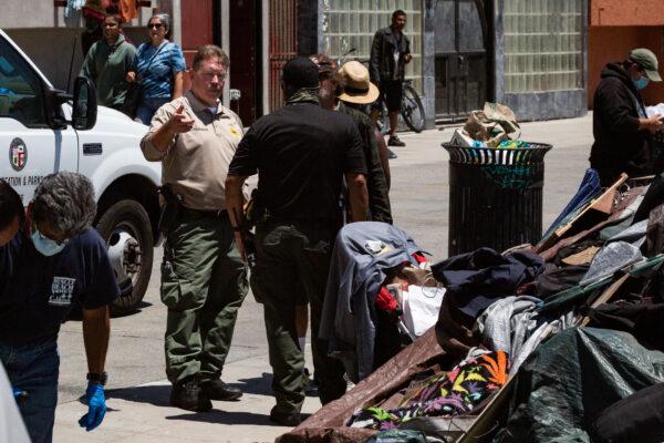 Los Angeles Sheriff's Department deputies speak with Venice Beach, Calif., homeless individuals on June 8, 2021. (John Fredricks/The Epoch Times)