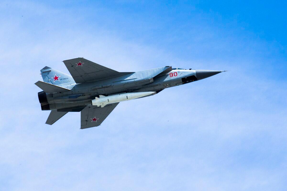 A Russian Air Force MiG-31K jet carries a high-precision hypersonic aero-ballistic missile Kh-47M2 Kinzhal, in Moscow, Russia, on May 9, 2018. (Alexander Zemlianichenko/AP Photo)