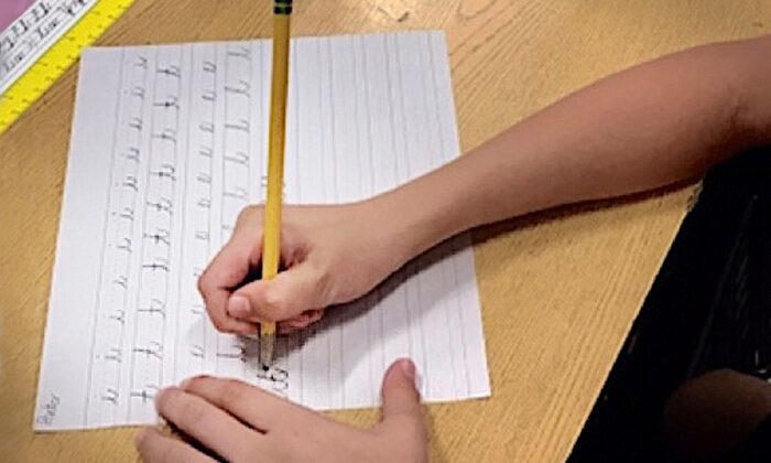 91-Year-Old Teaches Cursive to Arizona Students to Keep Art of Handwriting Alive