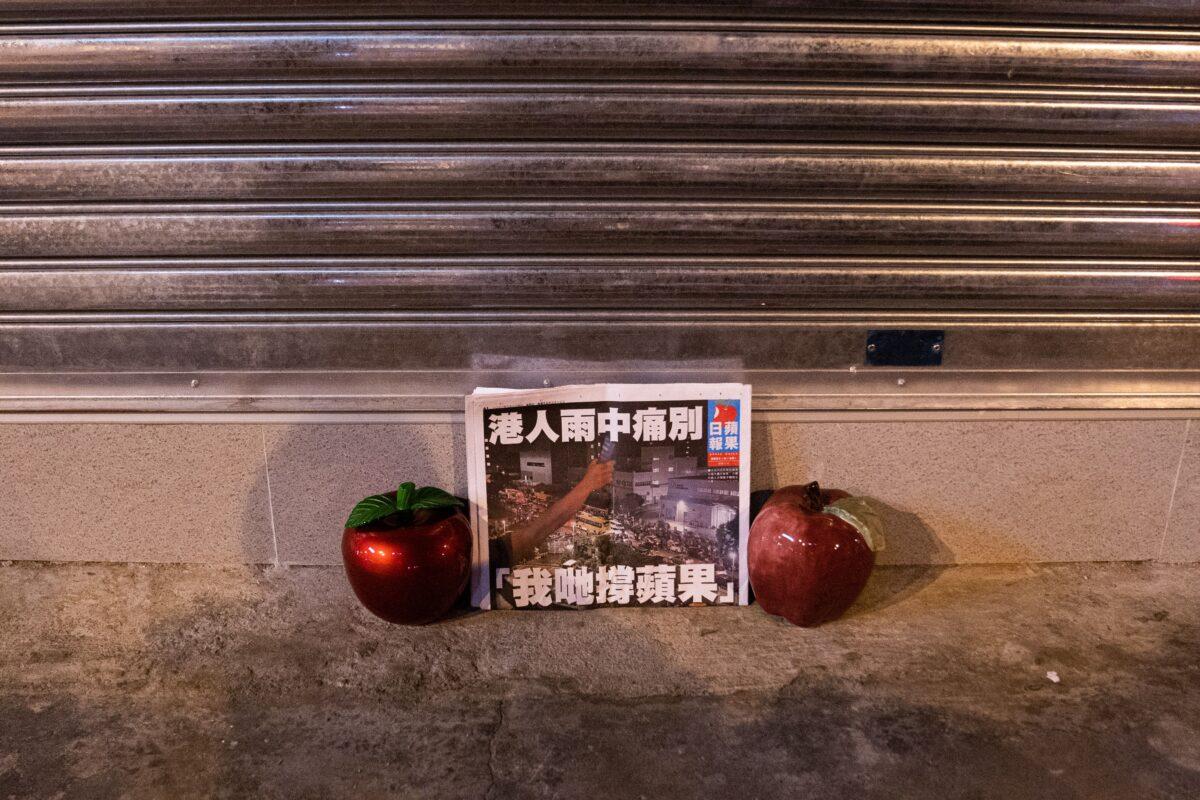 The final edition of the pro-democracy newspaper Apple Daily is displayed between two fake apples in Hong Kong early on June 24, 2021. (Bertha Wang/AFP via Getty Images)