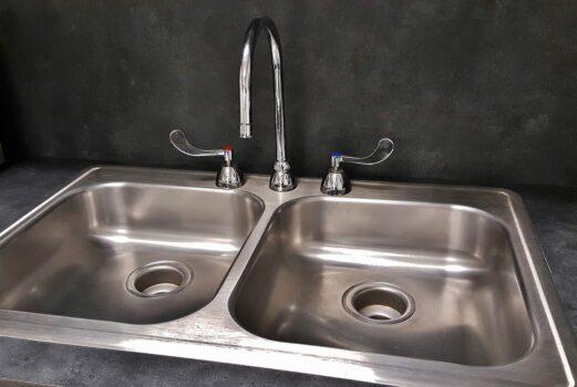 Stainless-steel sinks. (Brett Hondow/pixabay)