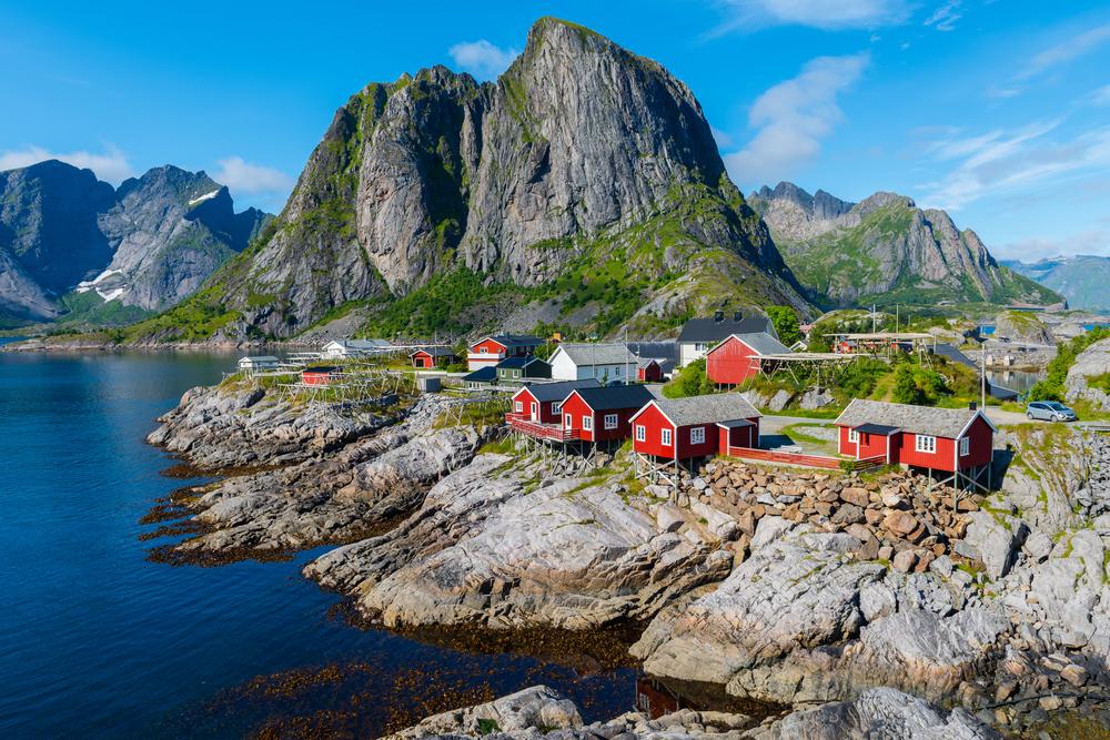 The Lofoten archipelago is known for its dramatic peaks. (R7 Photo/Shutterstock)