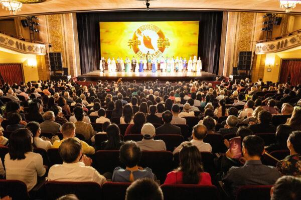 Shen Yun Performing Art's curtain call at the Palace Theatre in Stamford, Conn., on June 27, 2021. (Larry Dye/The Epoch Times)