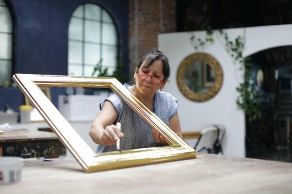 A craftsperson working on gilding a frame, at the Quebracho studio in Brooklyn, New York City. (Samira Bouaou)