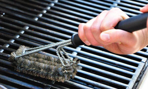 Start with a hot clean grate that you oil right before the food goes on. (TBaker770/Shutterstock)